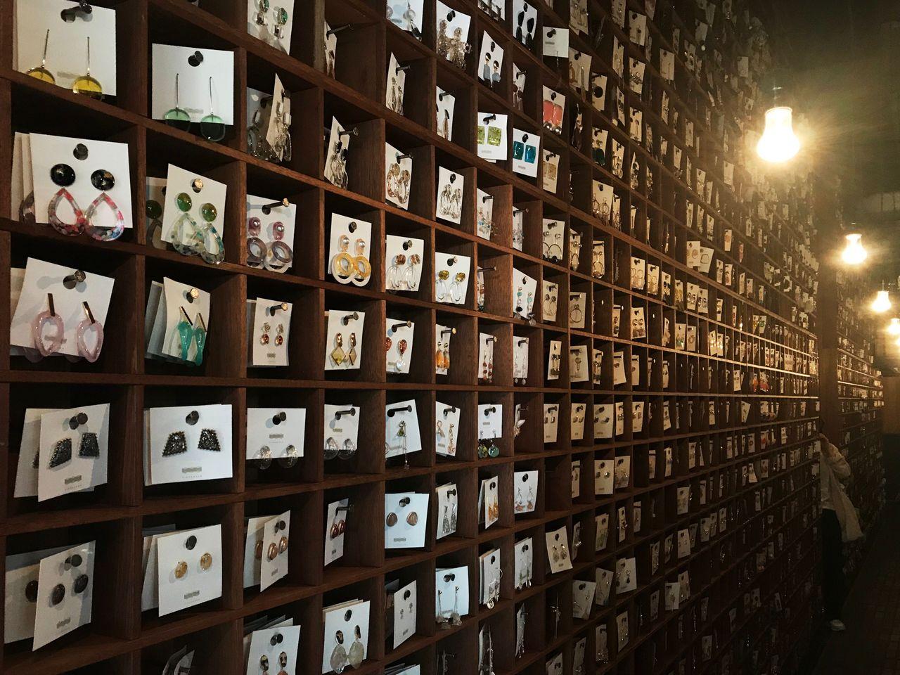 時空間內的木質飾品陳列牆展示著多彩耳環。